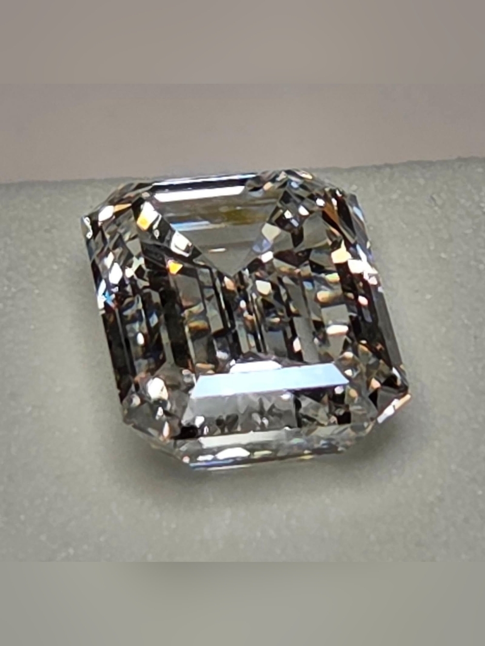 IGI Certified 2.53ct Emerald Cut Lab Diamond - Picture 7 of 7